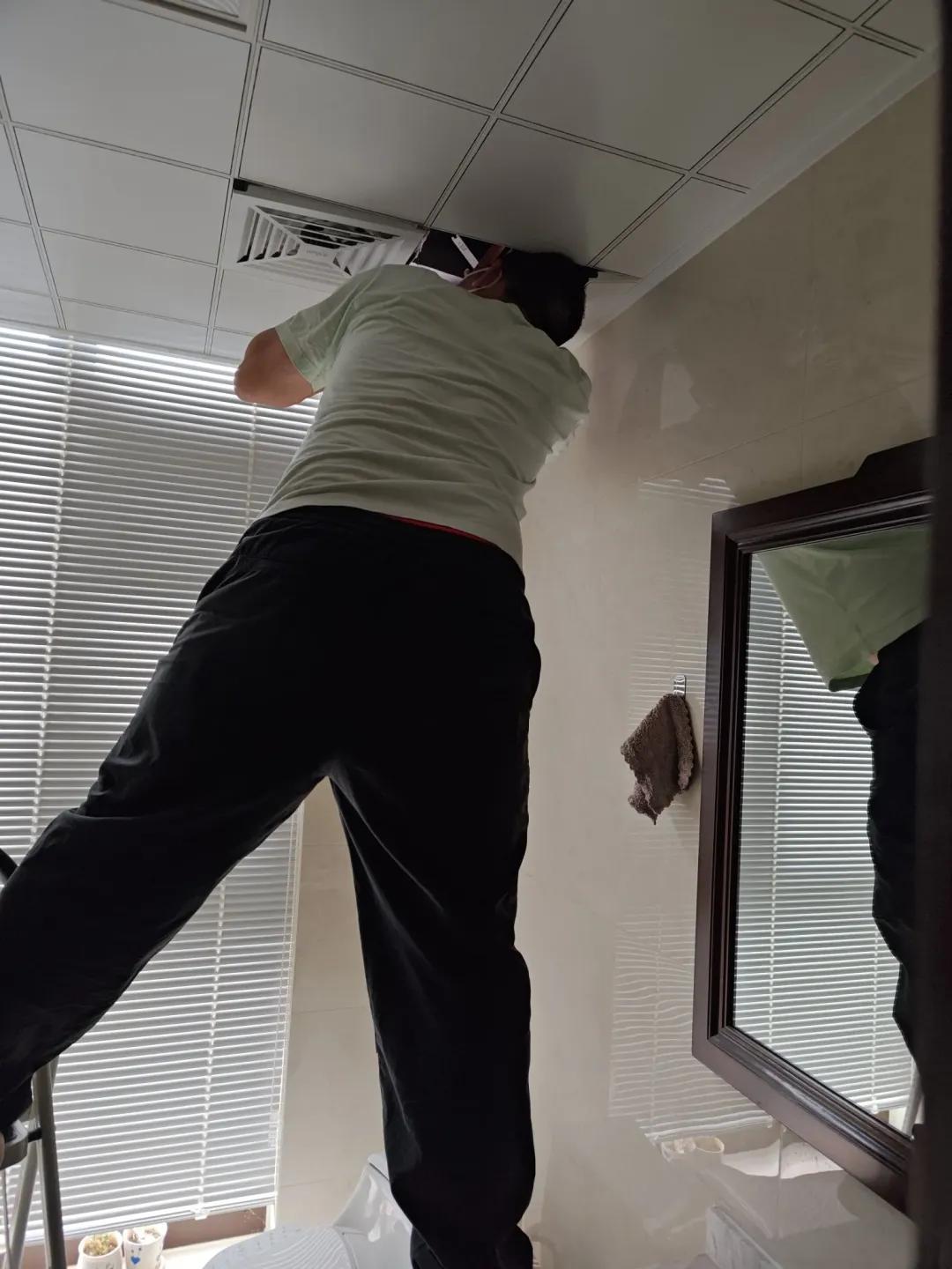 别大意!有人家里的卫生间被“入侵”了,吊顶上面让人大呼意外(图3) 卫生间噪音异响解决方法_pvc扣板吊顶怎么拆_集成吊顶安装止逆阀