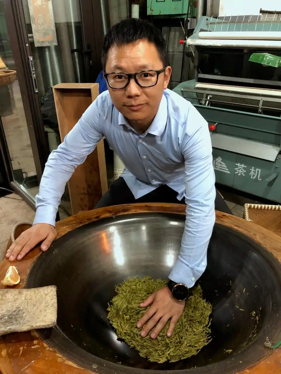 西湖龙井新茶生产情况_疫情对龙井茶采摘运输影响_龙井茶茶叶价钱如何