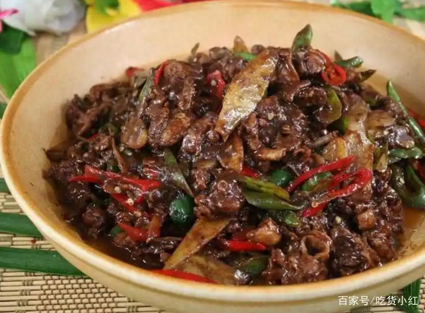 湖南邵阳的小吃_邵阳特色美食小吃_邵阳米粉血酱鸭猪血丸子