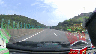 高速公路超车安全_左车变道遭右车两次加速_变道安全技巧