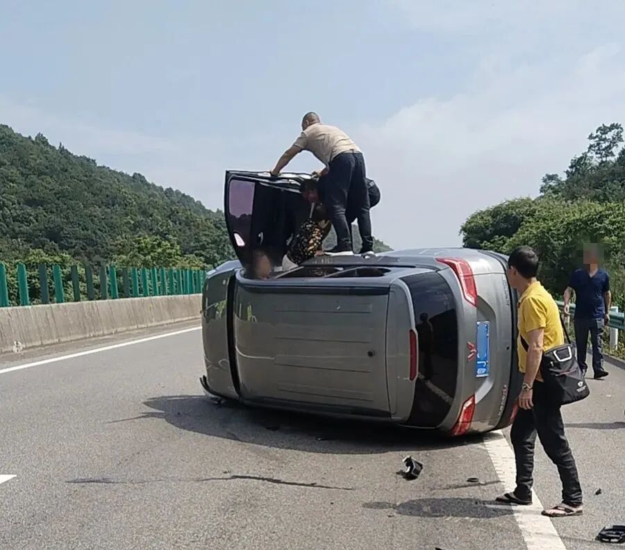 变道安全技巧_高速公路超车安全_左车变道遭右车两次加速