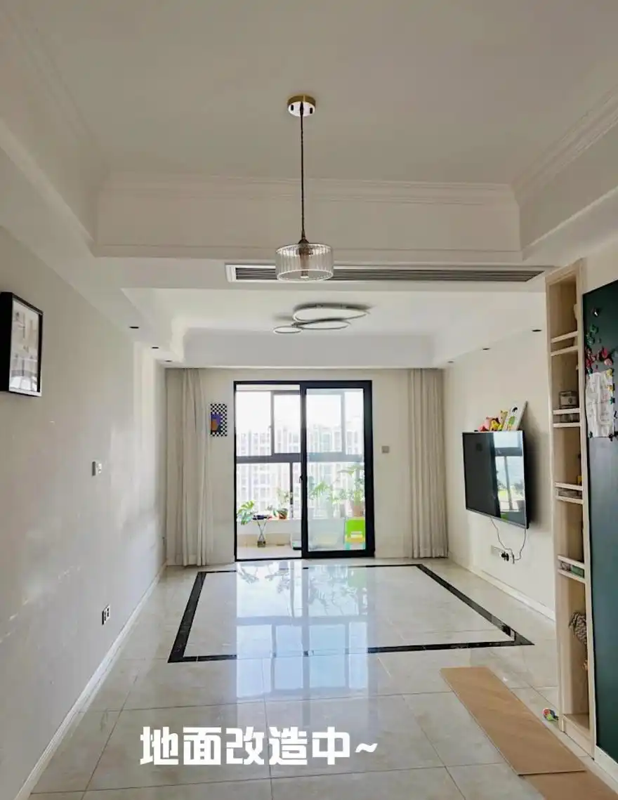 将二手房重新改造后,客厅顷刻变得洋气敞亮,邻居争相来效仿(图2) 二手房改造翻新_中古风客厅布置_二手房软装改造