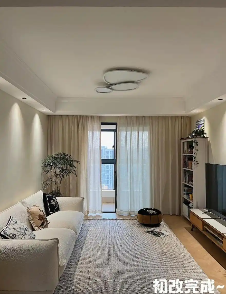 将二手房重新改造后,客厅顷刻变得洋气敞亮,邻居争相来效仿(图3) 中古风客厅布置_二手房软装改造_二手房改造翻新