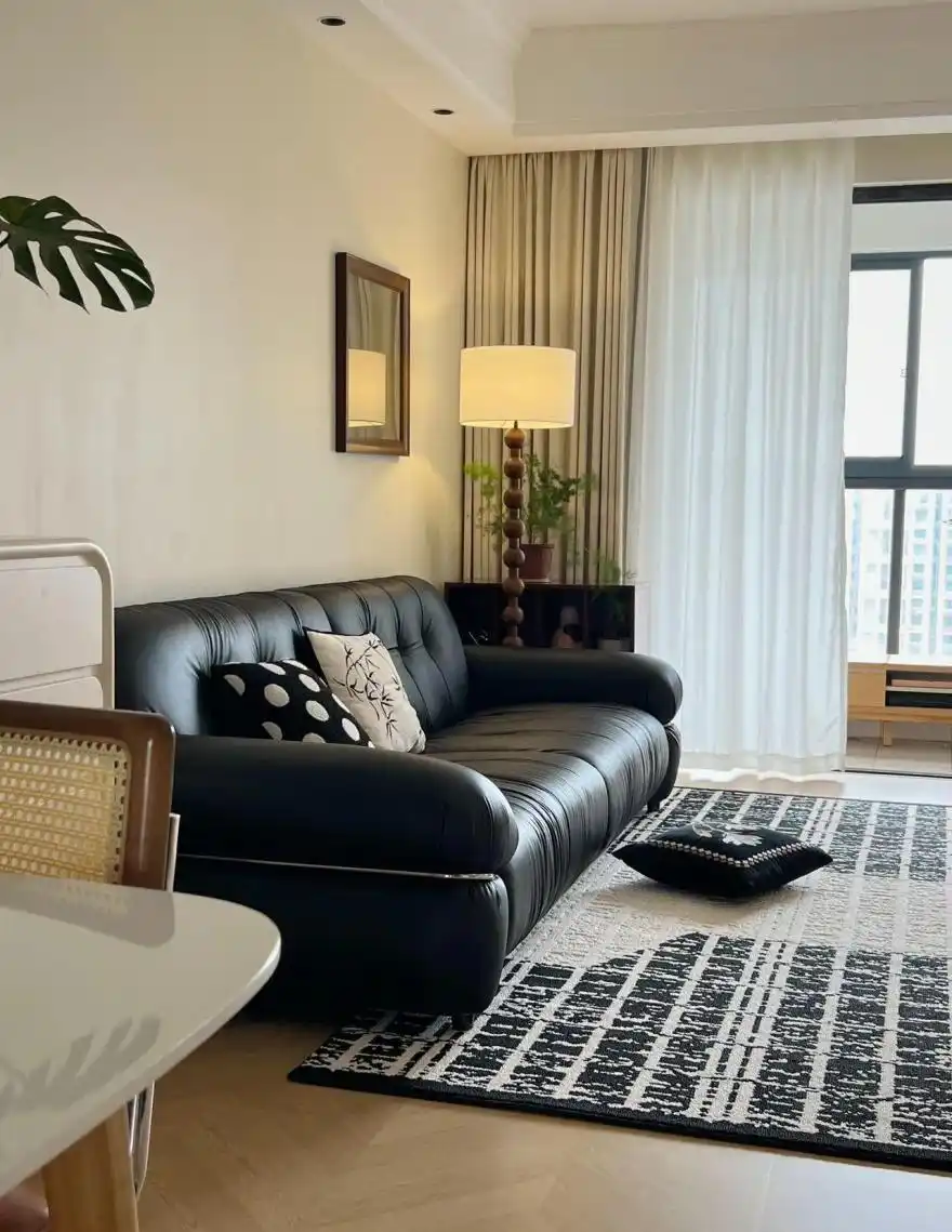 将二手房重新改造后,客厅顷刻变得洋气敞亮,邻居争相来效仿(图7) 二手房改造翻新_中古风客厅布置_二手房软装改造