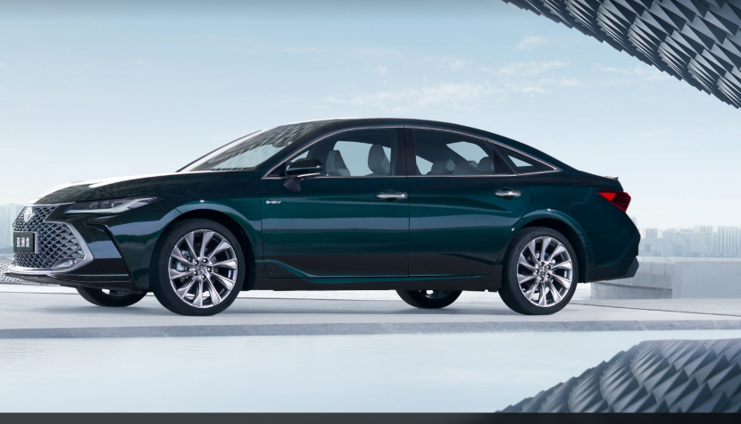 丰田单人汽车_丰田亚洲龙VS本田雅阁_B级车空间舒适性对比