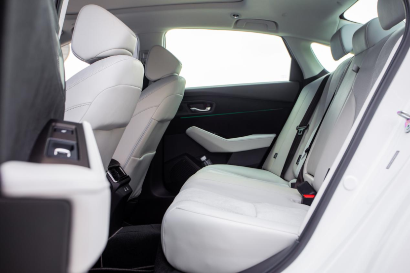 B级车空间舒适性对比_丰田单人汽车_丰田亚洲龙VS本田雅阁