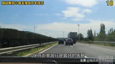 高速公路变道加塞预判防御技巧,这辆SUV风险点在这里,不可不知(图18) 左车变道遭右车两次加速_预防加塞驾驶策略_高速公路跟车变道技巧
