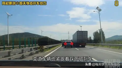 高速公路变道加塞预判防御技巧,这辆SUV风险点在这里,不可不知(图8) 高速公路跟车变道技巧_预防加塞驾驶策略_左车变道遭右车两次加速