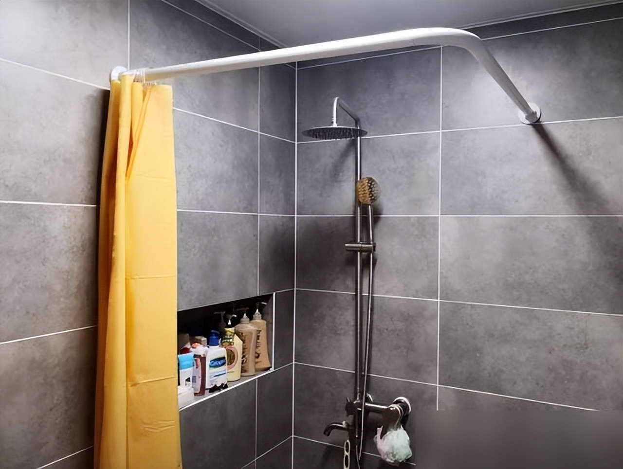 87㎡婚房,老婆坚持给门口设堵墙!入住才知实用,全屋温馨极了(图16) 客厅电视瓷砖背景墙效果图2025_普通小夫妻装修_门口砌墙解决入户尴尬