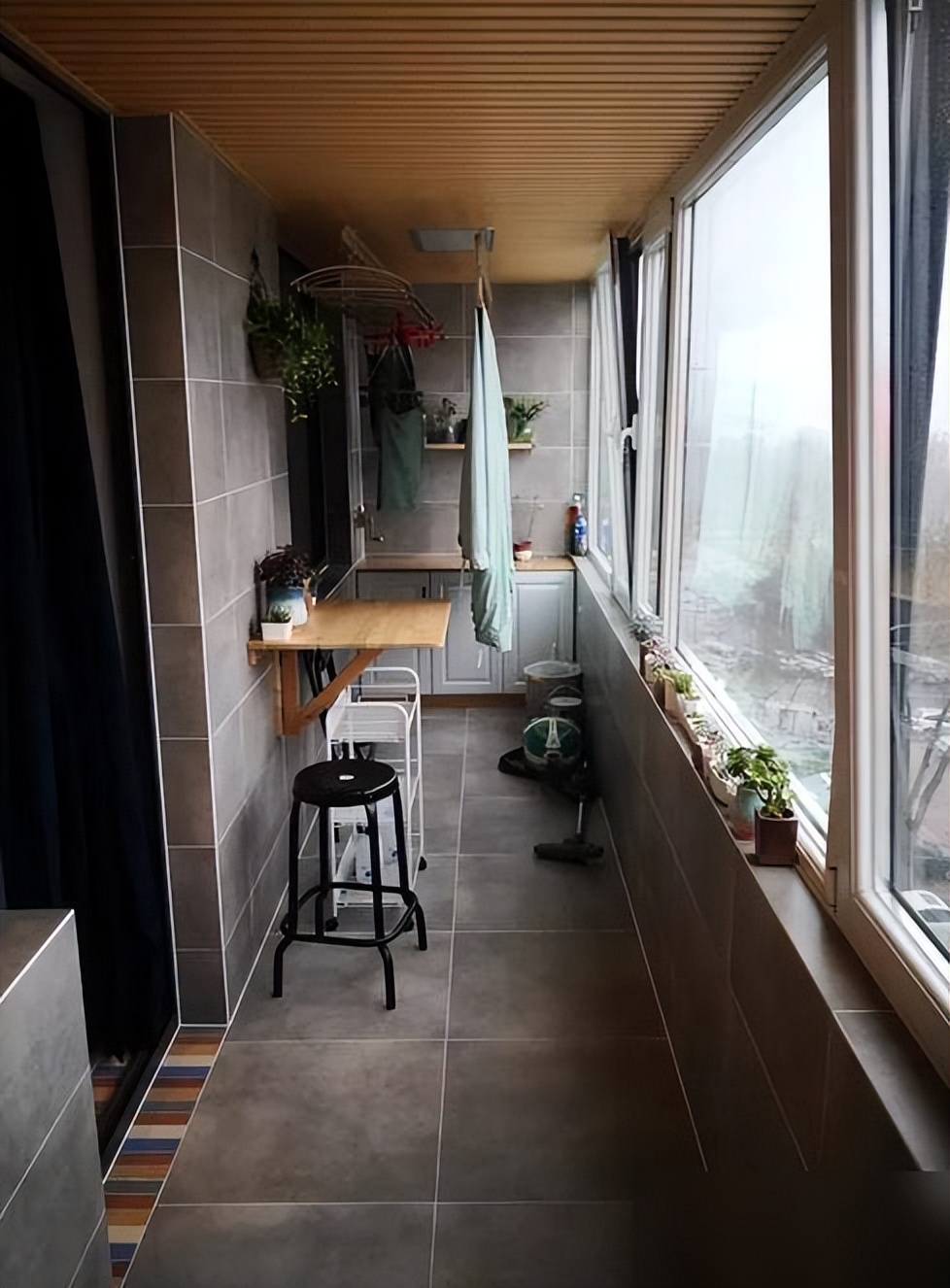 87㎡婚房,老婆坚持给门口设堵墙!入住才知实用,全屋温馨极了(图3) 门口砌墙解决入户尴尬_普通小夫妻装修_客厅电视瓷砖背景墙效果图2025