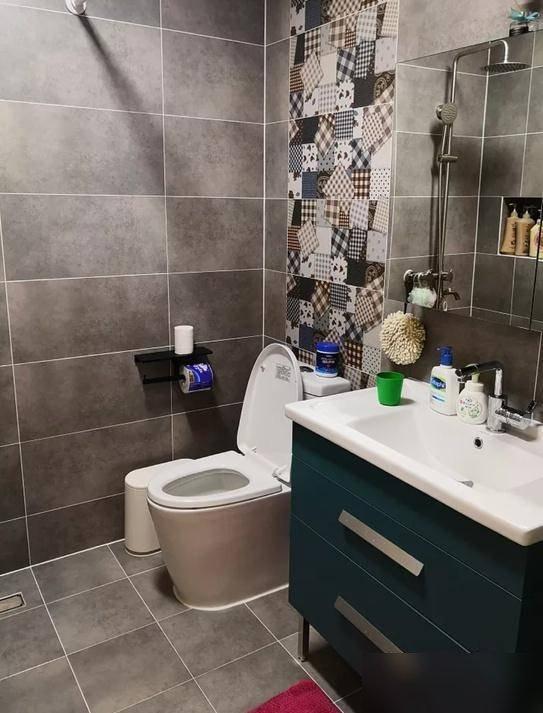 87㎡婚房,老婆坚持给门口设堵墙!入住才知实用,全屋温馨极了(图4) 普通小夫妻装修_门口砌墙解决入户尴尬_客厅电视瓷砖背景墙效果图2025