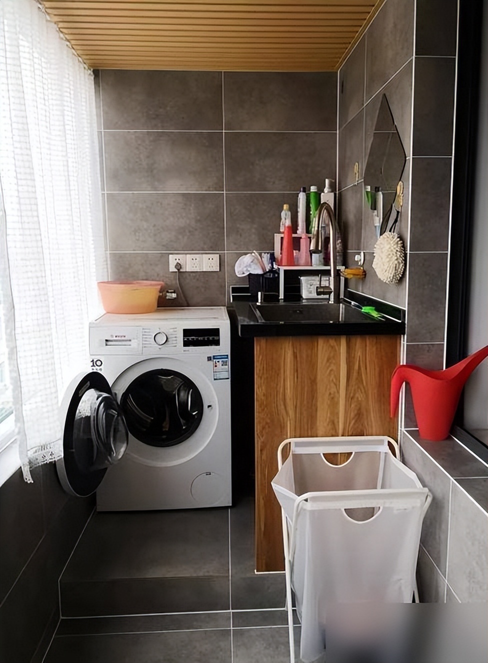 87㎡婚房,老婆坚持给门口设堵墙!入住才知实用,全屋温馨极了(图7) 客厅电视瓷砖背景墙效果图2025_普通小夫妻装修_门口砌墙解决入户尴尬