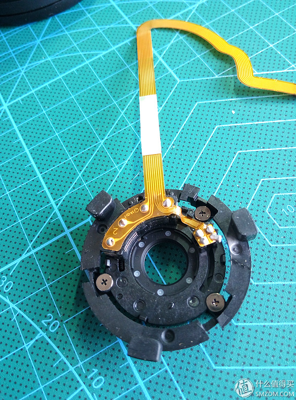 Canon 佳能17-85镜头自己动手更换排线(图24) 佳能相机广州维修中心_对焦马达维修过程_佳能镜头排线更换教程