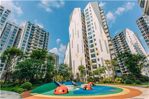 杭州新房要交哪些费用?2025杭州买新房税费一览!(图1) 摄图网_501664435_蓝天白云楼盘里的儿童休闲娱乐区(企业商用).jpg