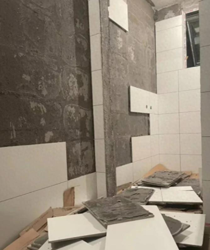 大板瓷砖上墙,99%的人都贴错了!听我一句,别给自己埋雷(图1) 客厅电视瓷砖背景墙效果图2025_瓷砖胶正确使用方法_大板瓷砖贴法