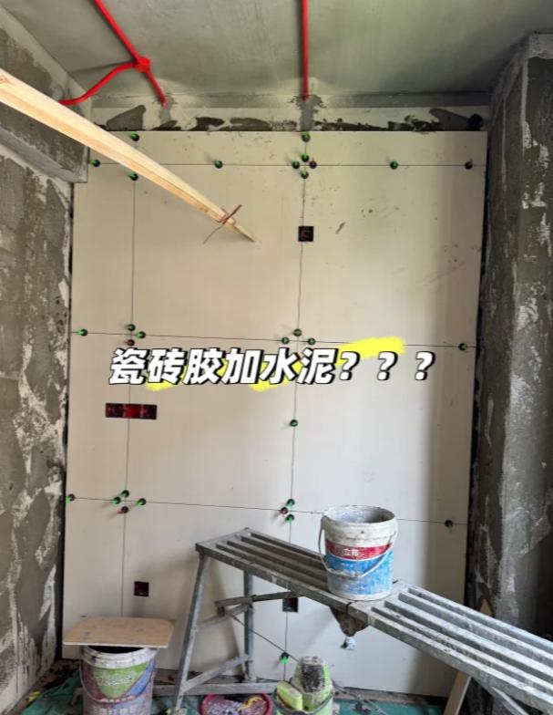 大板瓷砖上墙,99%的人都贴错了!听我一句,别给自己埋雷(图3) 瓷砖胶正确使用方法_客厅电视瓷砖背景墙效果图2025_大板瓷砖贴法