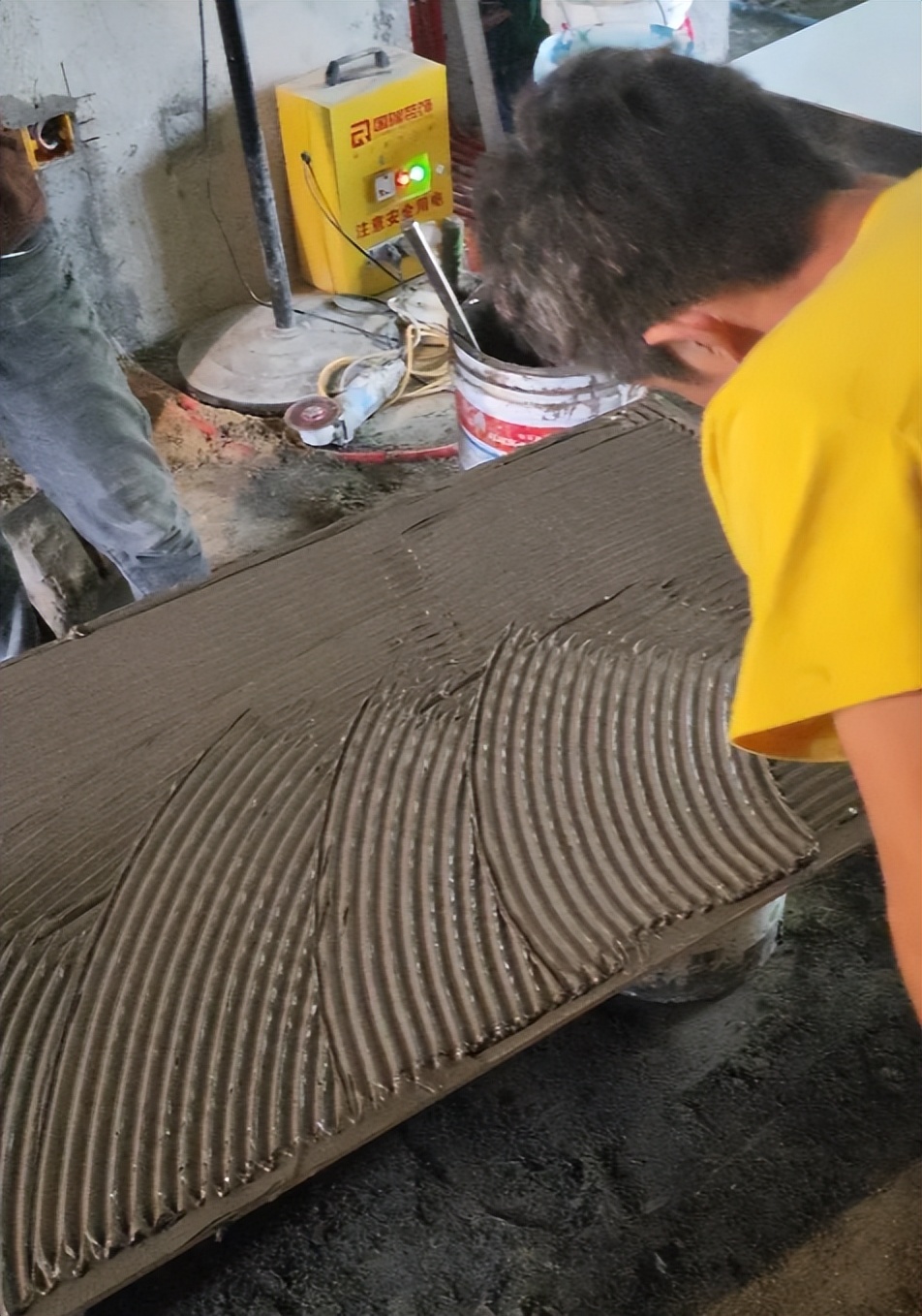 大板瓷砖上墙,99%的人都贴错了!听我一句,别给自己埋雷(图7) 客厅电视瓷砖背景墙效果图2025_大板瓷砖贴法_瓷砖胶正确使用方法