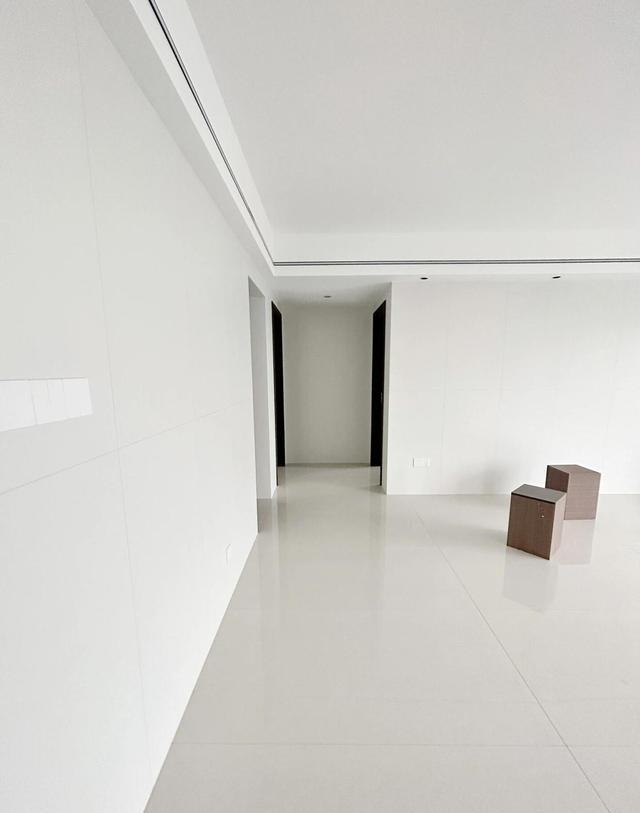 不听劝坚持全屋瓷砖上墙,高级美观好打理,住10年干净如新,真香(图3) 全屋瓷砖上墙_柔光砖装修优势_客厅电视瓷砖背景墙效果图2025