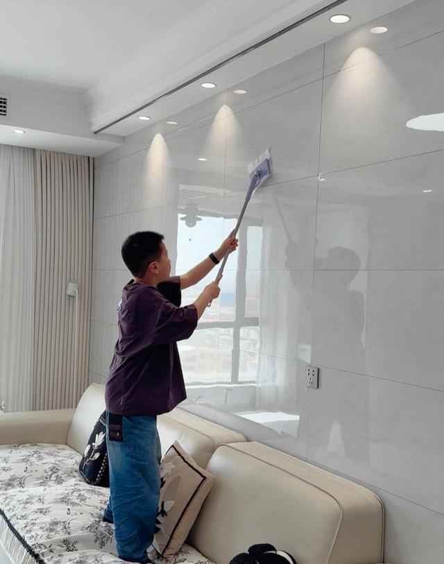 不听劝坚持全屋瓷砖上墙,高级美观好打理,住10年干净如新,真香(图4) 柔光砖装修优势_全屋瓷砖上墙_客厅电视瓷砖背景墙效果图2025