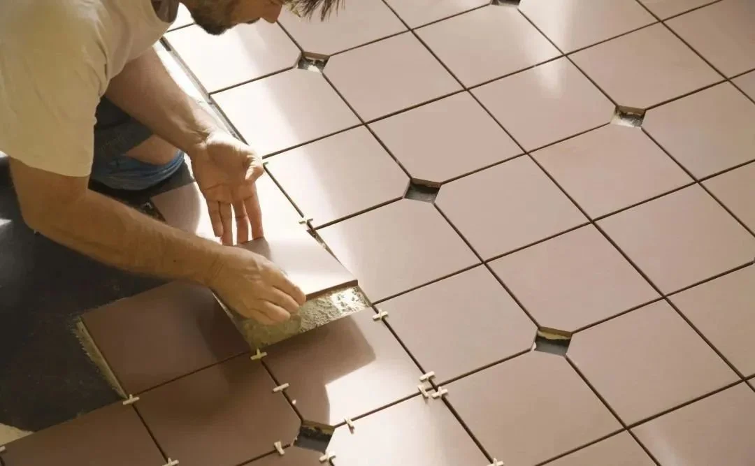 装修中的最后一笔智商税:瓷砖美缝,已经有不少人替你交过了!(图1) 金色瓷砖美缝剂效果图_瓷砖十字架留缝宽度_美缝剂真的有用吗