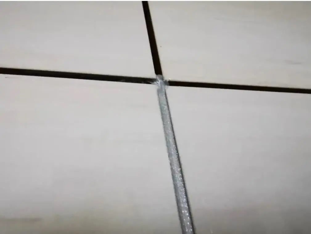 大几千的美缝也翻车?过来人告诉你不可忽视的细节(图15) 美缝剂种类选择攻略_金色瓷砖美缝剂效果图_瓷砖美缝避坑指南