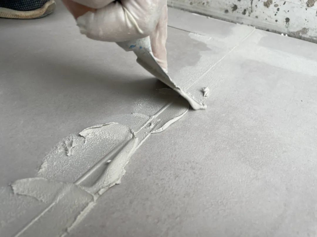 大几千的美缝也翻车?过来人告诉你不可忽视的细节(图25) 美缝剂种类选择攻略_金色瓷砖美缝剂效果图_瓷砖美缝避坑指南