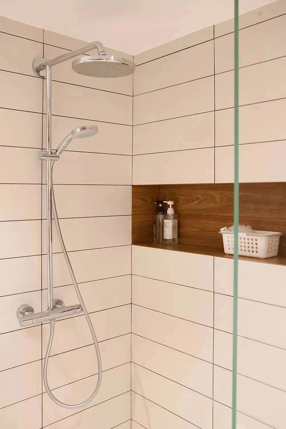 大几千的美缝也翻车?过来人告诉你不可忽视的细节(图6) 金色瓷砖美缝剂效果图_美缝剂种类选择攻略_瓷砖美缝避坑指南