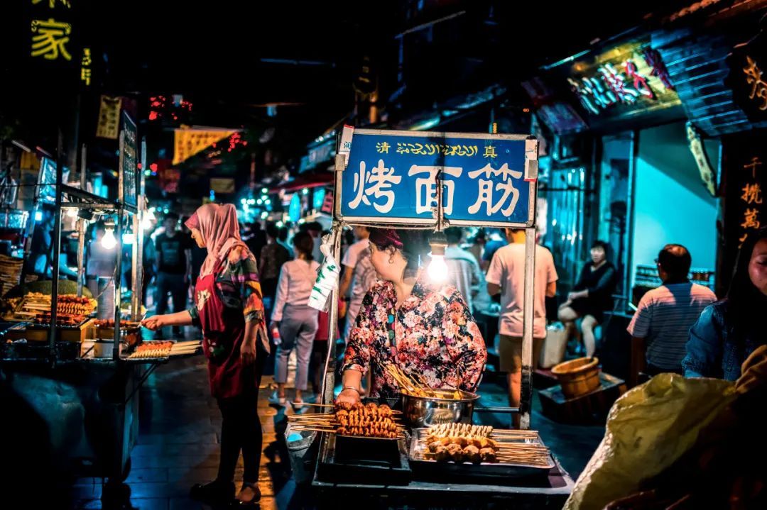 景区特色美食消失原因_丽江特色美食小吃_全国景区美食街同质化现象