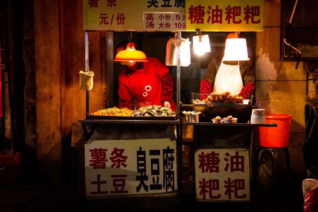 景区特色美食消失原因_丽江特色美食小吃_全国景区美食街同质化现象