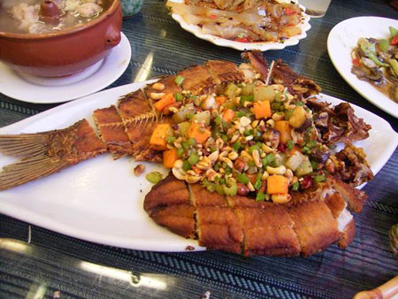 丽江东巴烤鱼_丽江特色美食小吃_东巴烤鱼推荐