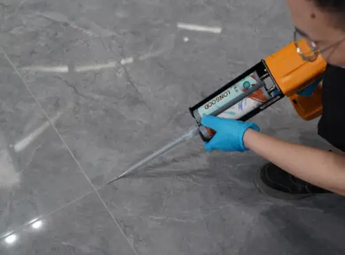 为什么现在新房贴完瓷砖都要做美缝?美缝剂十大品牌你了解几个?(图1) 新房贴瓷砖美缝必要性_美缝剂十大品牌推荐_金色瓷砖美缝剂效果图