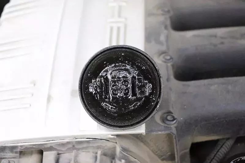 保时捷卡宴发动机拆装_卡宴发动机大修原因_卡宴15万公里发动机问题