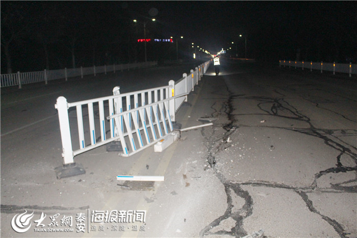 桑塔纳高速错过出口倒车 后面车子无奈撞护栏_肇事逃逸桑塔纳轿车_宁阳县交警护栏被撞事故