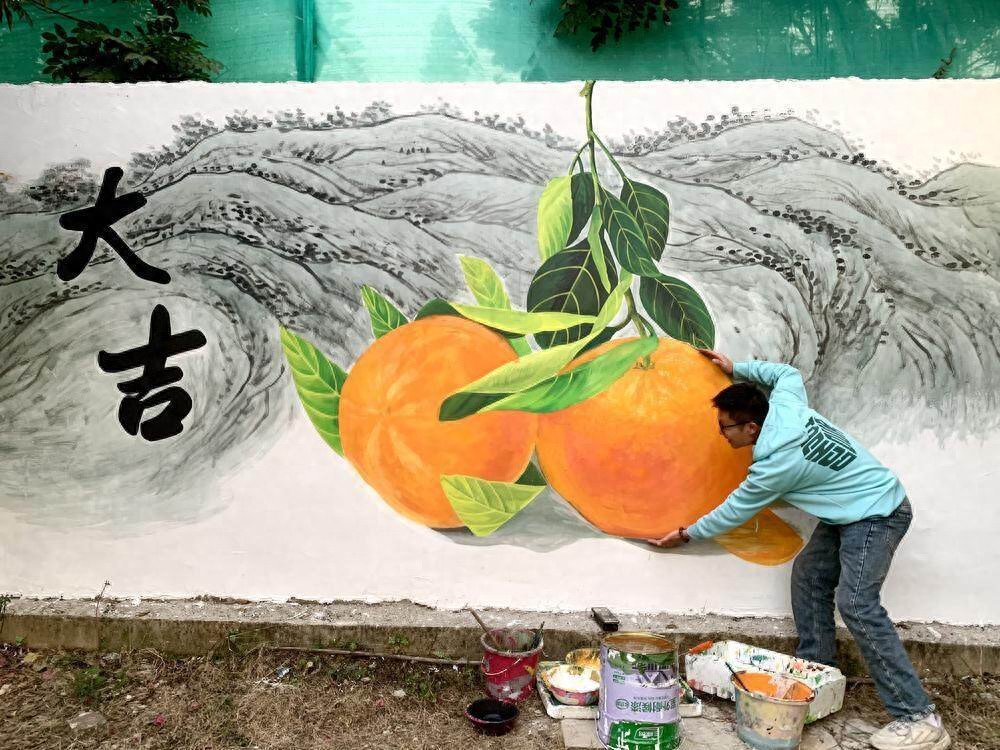 以墙为纸,潮汕小伙五年画遍365个村庄(图1) 室内墙面涂鸦_乡村墙绘艺术_墙绘助力乡村振兴