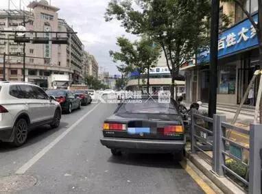 桑塔纳高速错过出口倒车 后面车子无奈撞护栏_临安区轿车撞护栏交通事故 行人负主要责任 浙A牌黑色桑塔纳事故处理