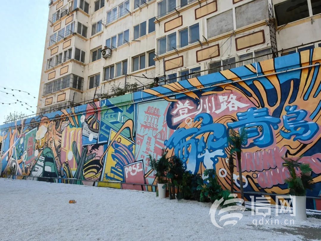 让艺术为城市增色 青岛涂鸦彩绘墙成游客“必打卡景点”(图1) 室内墙面涂鸦_青岛涂鸦彩绘墙_青岛墙体彩绘Citywalk