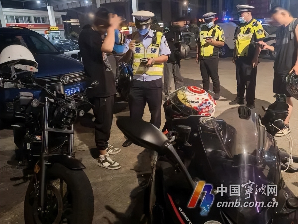 北仑交警夜查摩托车团队_北仑二手摩托车跑车交易市场_深夜改装车炸街扰民事件