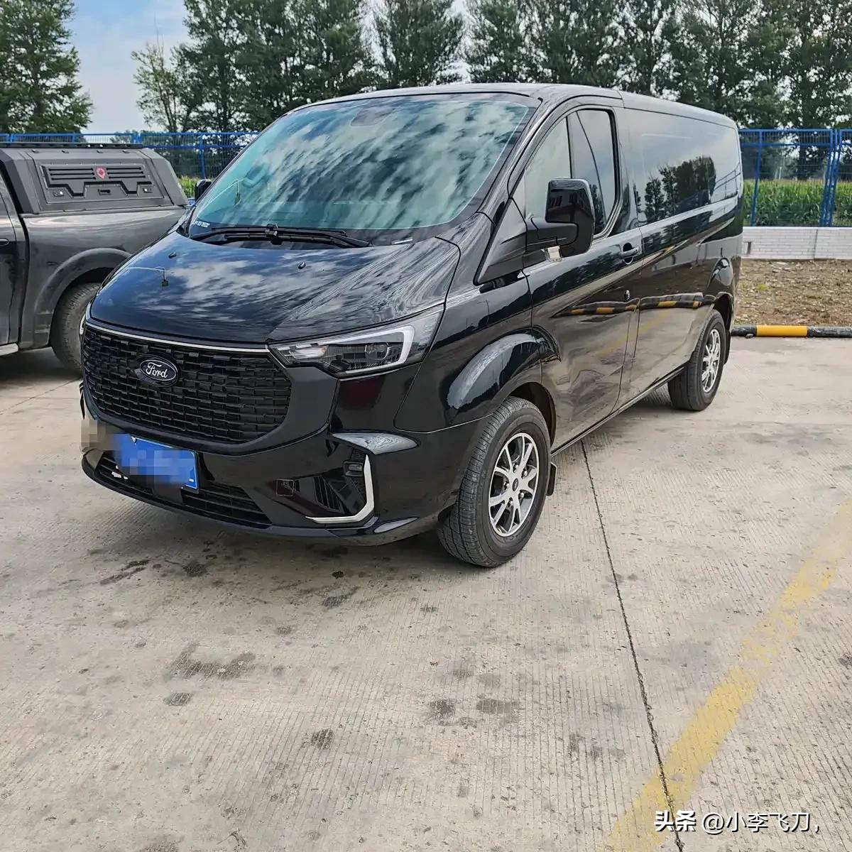 福特全顺四驱手动轻客车_新全顺V362外观设计_新全顺V362空间宽敞灵活