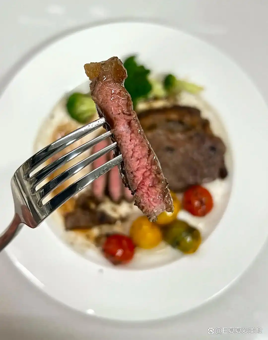 煎牛排怎样多汁?教你一招,外焦里嫩,咸香不腻超正宗(图4) 牛排外焦里嫩秘诀_煎牛排技巧_煎牛扒