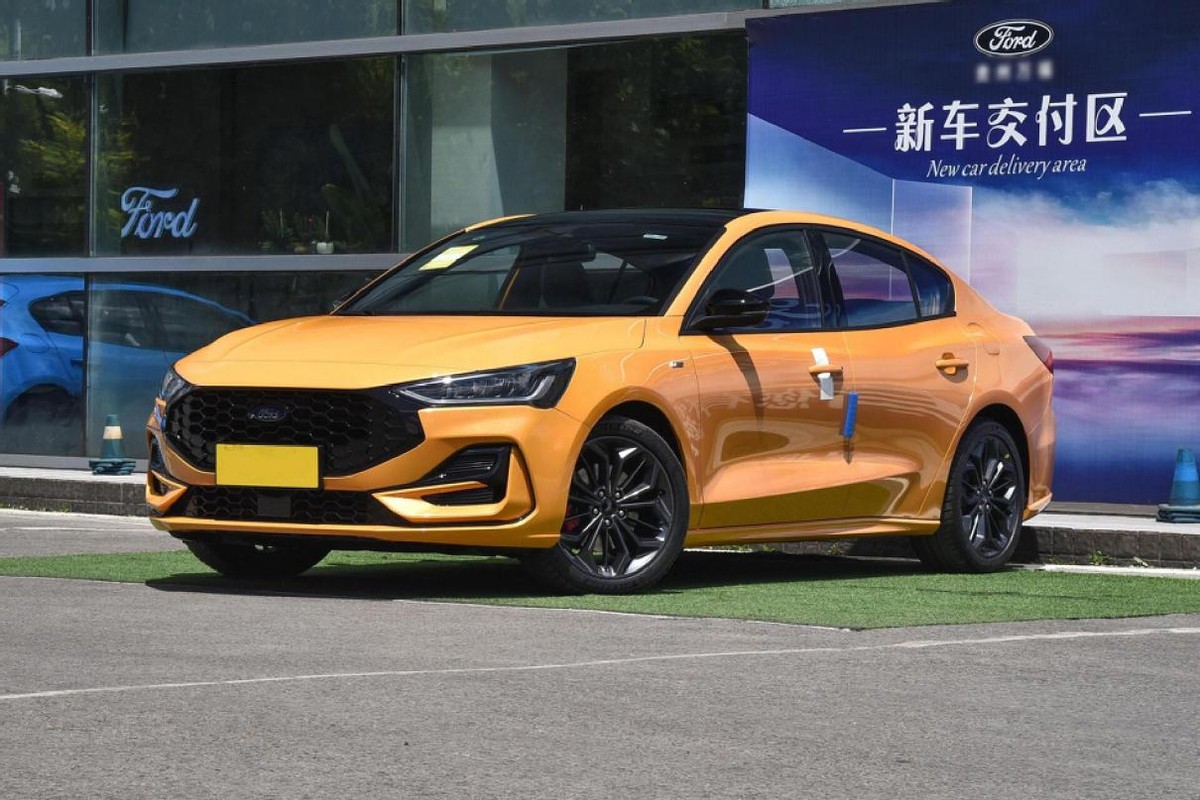 福克斯汽车配件_福克斯中改版ST Line外观_福特福克斯两厢运动版