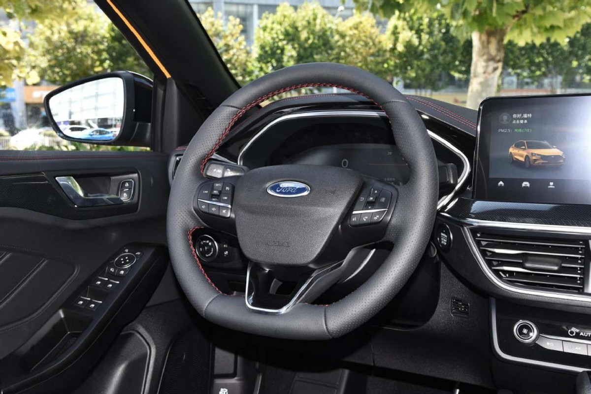 福克斯汽车配件_福特福克斯两厢运动版_福克斯中改版ST Line外观