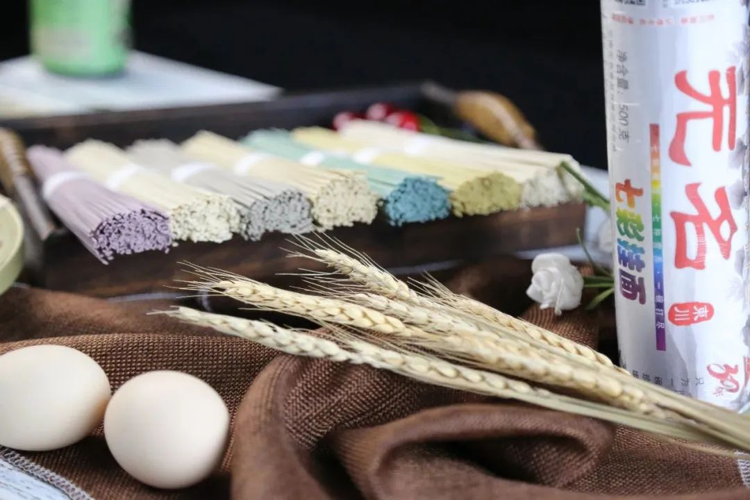 别再只买鲜花饼了,这些伴手礼同样饱含“昆明味儿”→(图2) 昆明特色伴手礼_鲜花饼胡麻饼云腿饼_云南特产零食有哪些