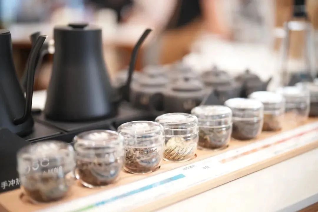 别再只买鲜花饼了,这些伴手礼同样饱含“昆明味儿”→(图8) 鲜花饼胡麻饼云腿饼_云南特产零食有哪些_昆明特色伴手礼