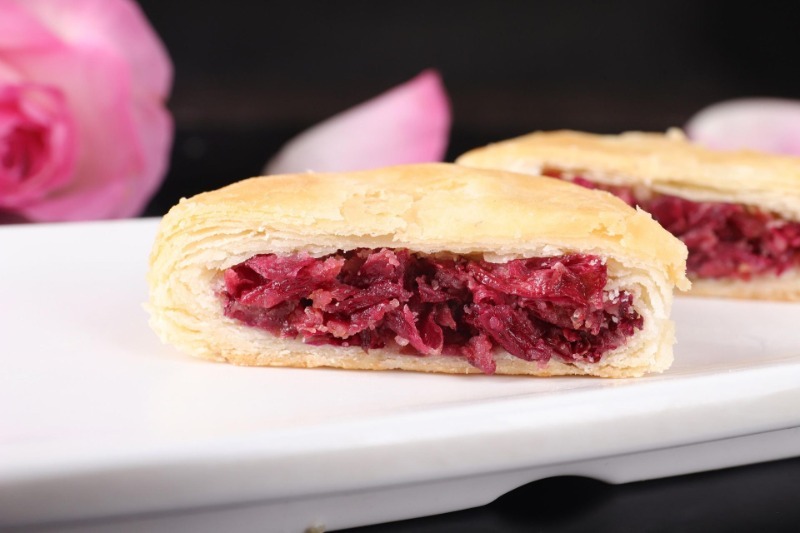 云礼 | 千万别错过! 这么多“稀奇”的云南礼物(图1) 云南特产零食有哪些_云南特产鲜花饼 德和罐头 小粒咖啡 宣威火腿 华宁土陶 天麻 普洱茶 墨江紫米 冰岛茶 云县冬瓜蜜饯 丽江雪茶 永胜瓷器