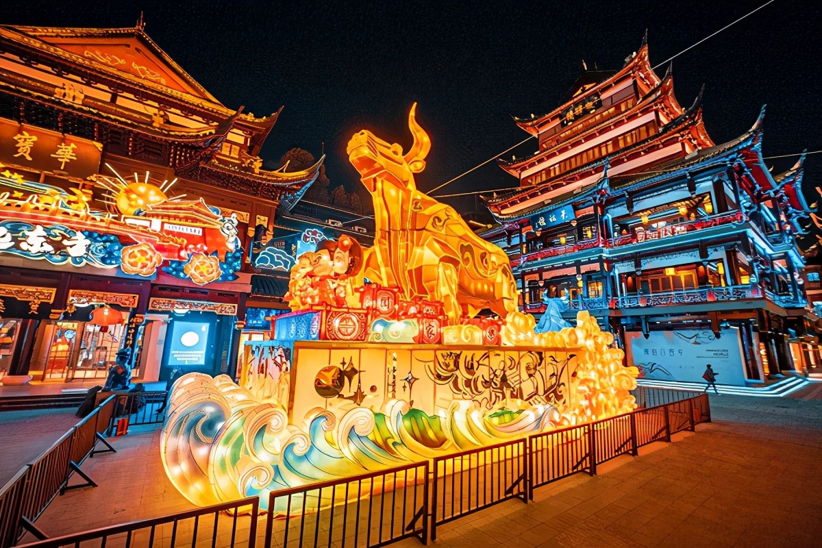 今晚起,豫园张灯结彩、年味渐浓(图2) 豫园商城花灯展_豫园老街小吃_中国奋斗牛灯组