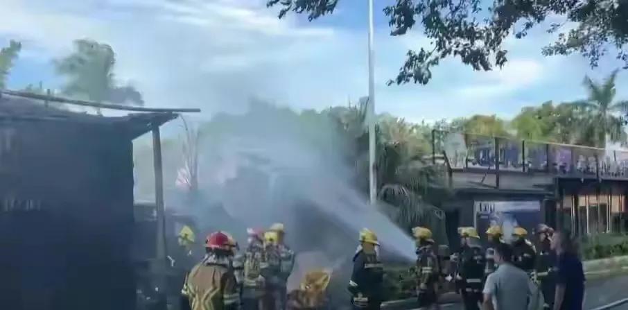 突发!厦门观音山商业街烧烤店大火,消防紧急扑救(图3) 观音山烧烤_厦门观音山商业街火灾_厦门观音山烧烤店火灾原因