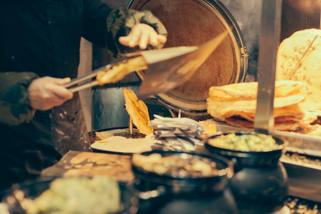 豫园老街,每逢元宵必往!(图5) 九曲桥上看人头_豫园老街元宵赏花灯_豫园老街小吃