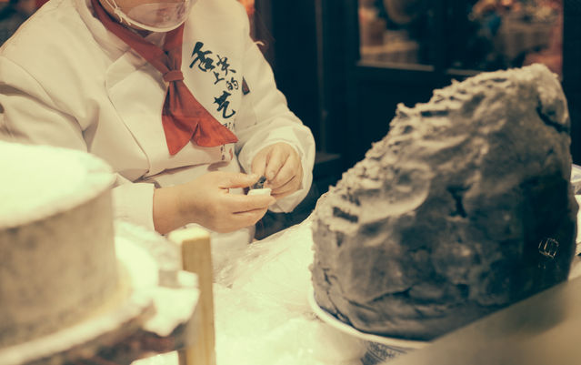 豫园老街,每逢元宵必往!(图6) 九曲桥上看人头_豫园老街小吃_豫园老街元宵赏花灯