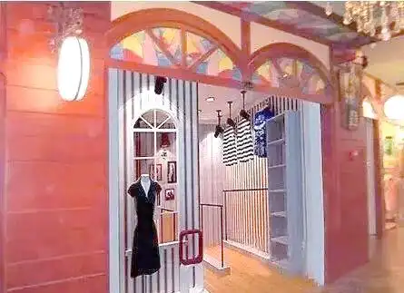 小型服装店装修灵感:10平米也能出彩(图1) 小型服装店装修技巧_现代简约风格服装店设计_服装店装修效果图片