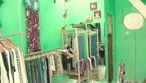 小型服装店装修灵感:10平米也能出彩(图3) 现代简约风格服装店设计_服装店装修效果图片_小型服装店装修技巧